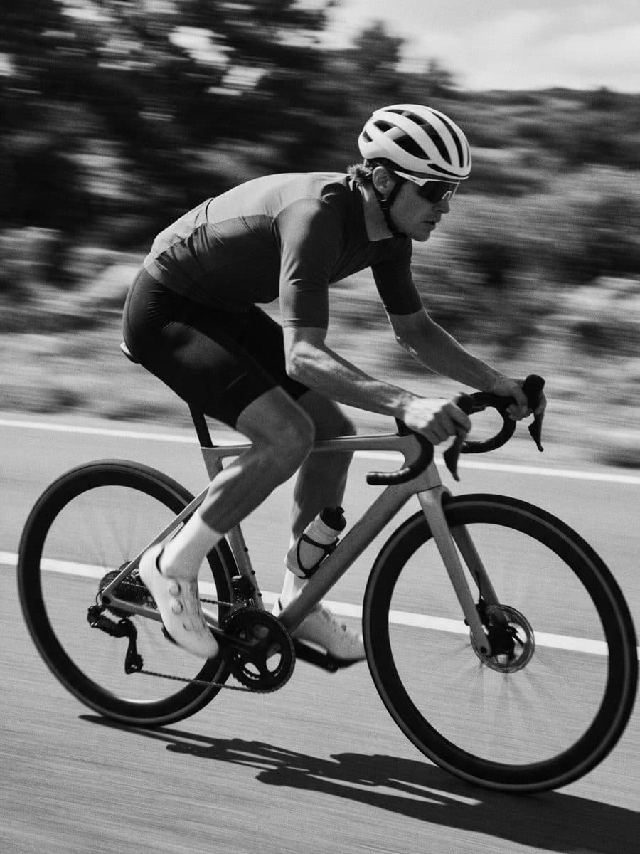 Deportista entrenando bici